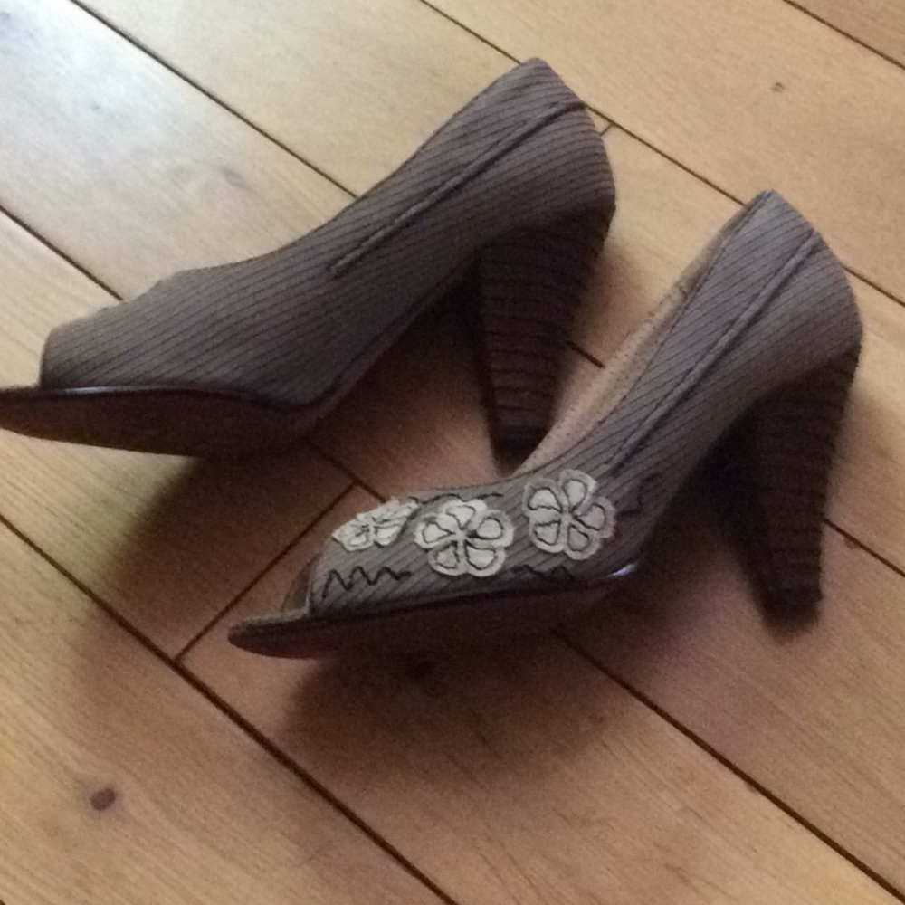 Kenzie open toed pumps size 8